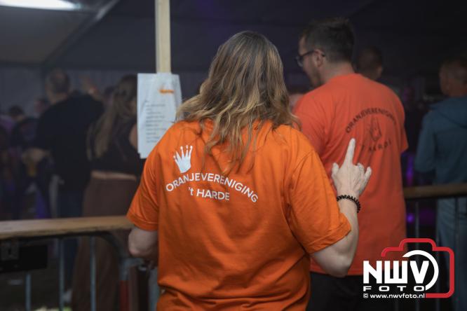 Ondanks de regen volop gezelligheid in de feesttent aan de Singel op ’t Harde. - &copy; NWVFoto.nl