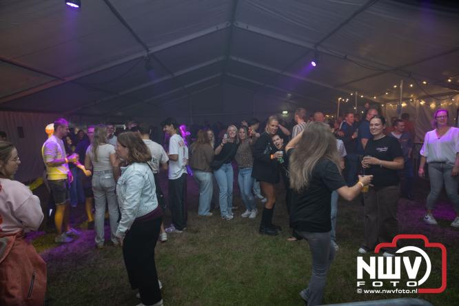Ondanks de regen volop gezelligheid in de feesttent aan de Singel op ’t Harde. - &copy; NWVFoto.nl