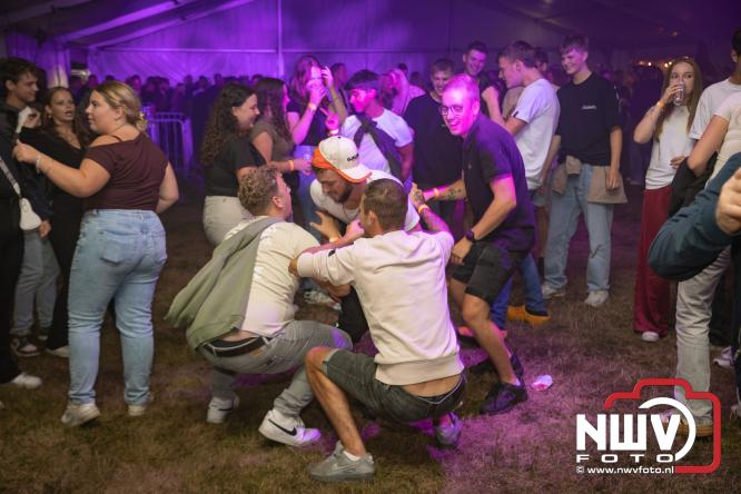Ondanks de regen volop gezelligheid in de feesttent aan de Singel op ’t Harde. - &copy; NWVFoto.nl