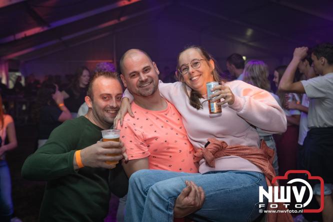 Ondanks de regen volop gezelligheid in de feesttent aan de Singel op ’t Harde. - &copy; NWVFoto.nl