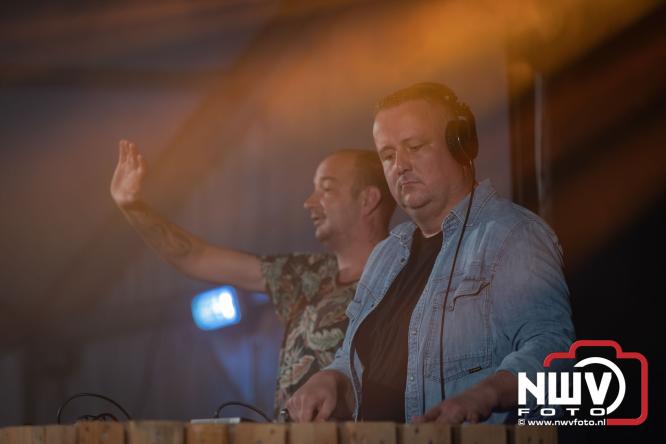Ondanks de regen volop gezelligheid in de feesttent aan de Singel op ’t Harde. - &copy; NWVFoto.nl
