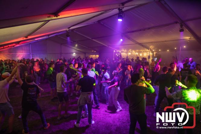 Ondanks de regen volop gezelligheid in de feesttent aan de Singel op ’t Harde. - &copy; NWVFoto.nl