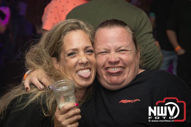 Ondanks de regen volop gezelligheid in de feesttent aan de Singel op ’t Harde. - &copy; NWVFoto.nl