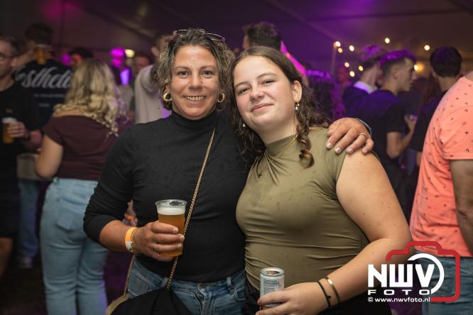 Ondanks de regen volop gezelligheid in de feesttent aan de Singel op ’t Harde. - &copy; NWVFoto.nl