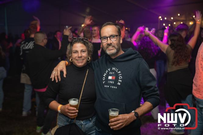 Ondanks de regen volop gezelligheid in de feesttent aan de Singel op ’t Harde. - &copy; NWVFoto.nl