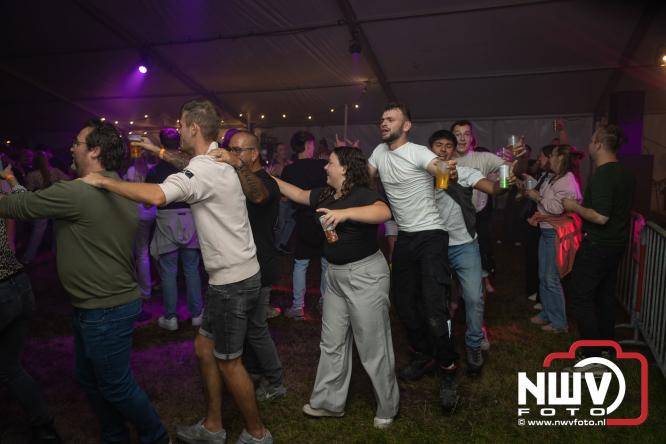 Ondanks de regen volop gezelligheid in de feesttent aan de Singel op ’t Harde. - &copy; NWVFoto.nl
