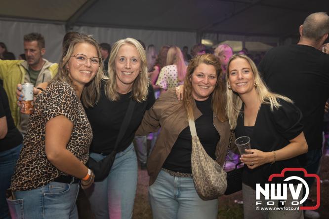Ondanks de regen volop gezelligheid in de feesttent aan de Singel op ’t Harde. - &copy; NWVFoto.nl