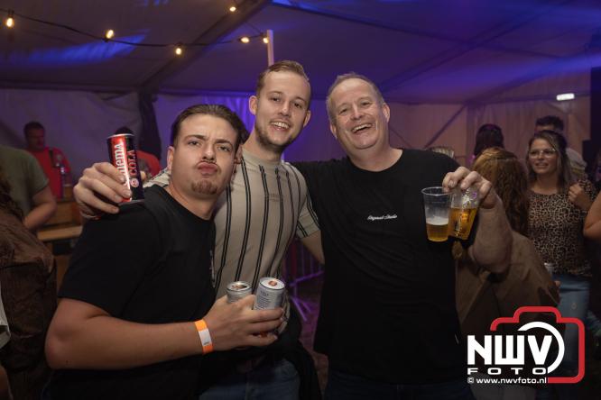 Ondanks de regen volop gezelligheid in de feesttent aan de Singel op ’t Harde. - &copy; NWVFoto.nl
