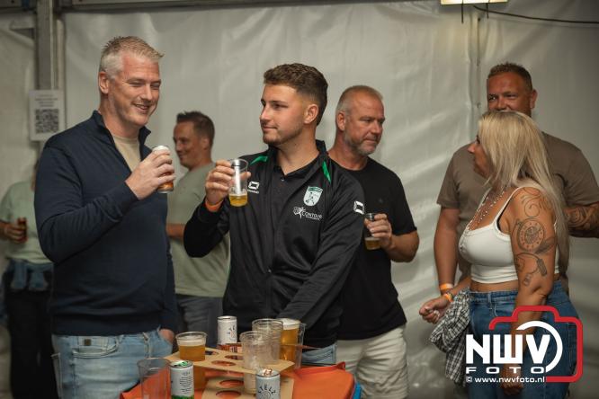 Ondanks de regen volop gezelligheid in de feesttent aan de Singel op ’t Harde. - &copy; NWVFoto.nl