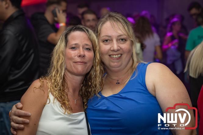 Ondanks de regen volop gezelligheid in de feesttent aan de Singel op ’t Harde. - &copy; NWVFoto.nl