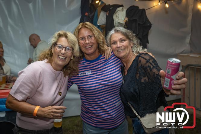 Ondanks de regen volop gezelligheid in de feesttent aan de Singel op ’t Harde. - &copy; NWVFoto.nl