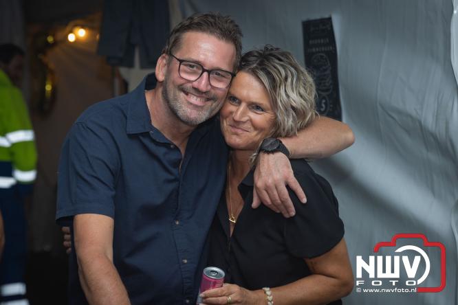 Ondanks de regen volop gezelligheid in de feesttent aan de Singel op ’t Harde. - &copy; NWVFoto.nl