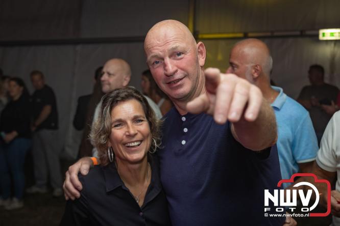 Ondanks de regen volop gezelligheid in de feesttent aan de Singel op ’t Harde. - &copy; NWVFoto.nl