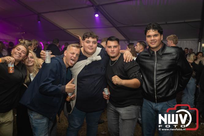 Ondanks de regen volop gezelligheid in de feesttent aan de Singel op ’t Harde. - &copy; NWVFoto.nl