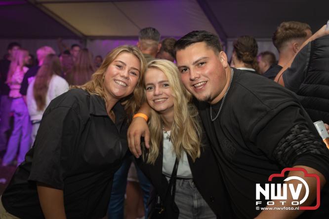 Ondanks de regen volop gezelligheid in de feesttent aan de Singel op ’t Harde. - &copy; NWVFoto.nl