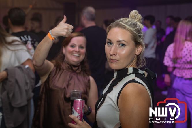 Ondanks de regen volop gezelligheid in de feesttent aan de Singel op ’t Harde. - &copy; NWVFoto.nl