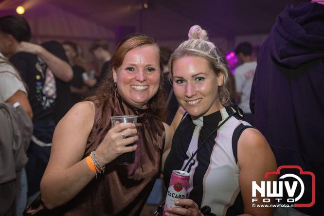 Ondanks de regen volop gezelligheid in de feesttent aan de Singel op ’t Harde. - &copy; NWVFoto.nl