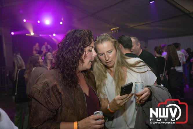 Ondanks de regen volop gezelligheid in de feesttent aan de Singel op ’t Harde. - &copy; NWVFoto.nl