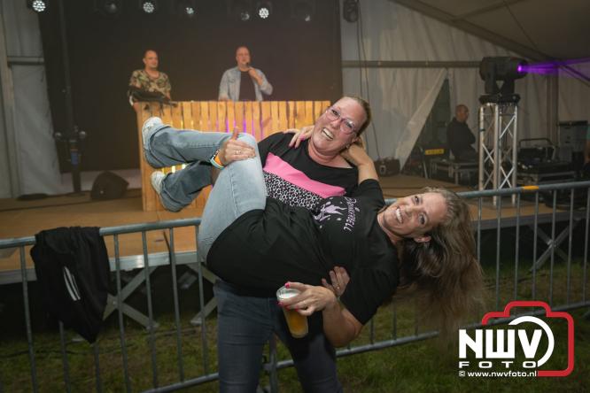 Ondanks de regen volop gezelligheid in de feesttent aan de Singel op ’t Harde. - &copy; NWVFoto.nl