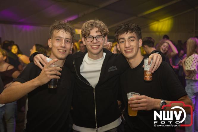 Ondanks de regen volop gezelligheid in de feesttent aan de Singel op ’t Harde. - &copy; NWVFoto.nl