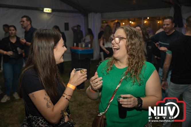 Ondanks de regen volop gezelligheid in de feesttent aan de Singel op ’t Harde. - &copy; NWVFoto.nl