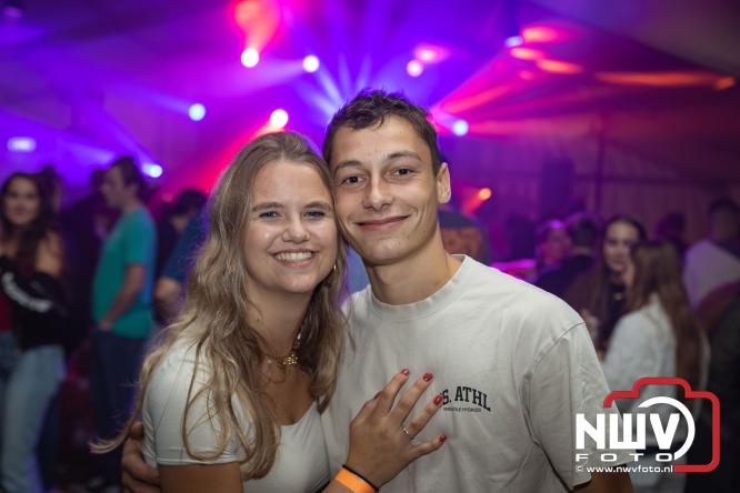 Ondanks de regen volop gezelligheid in de feesttent aan de Singel op ’t Harde. - &copy; NWVFoto.nl