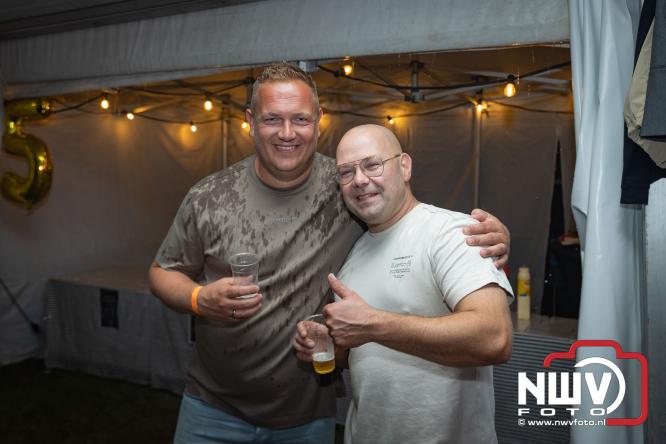 Ondanks de regen volop gezelligheid in de feesttent aan de Singel op ’t Harde. - &copy; NWVFoto.nl