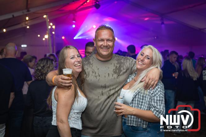Ondanks de regen volop gezelligheid in de feesttent aan de Singel op ’t Harde. - &copy; NWVFoto.nl