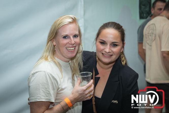 Ondanks de regen volop gezelligheid in de feesttent aan de Singel op ’t Harde. - &copy; NWVFoto.nl