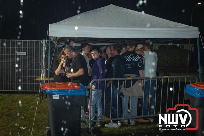 Ondanks de regen volop gezelligheid in de feesttent aan de Singel op ’t Harde. - &copy; NWVFoto.nl