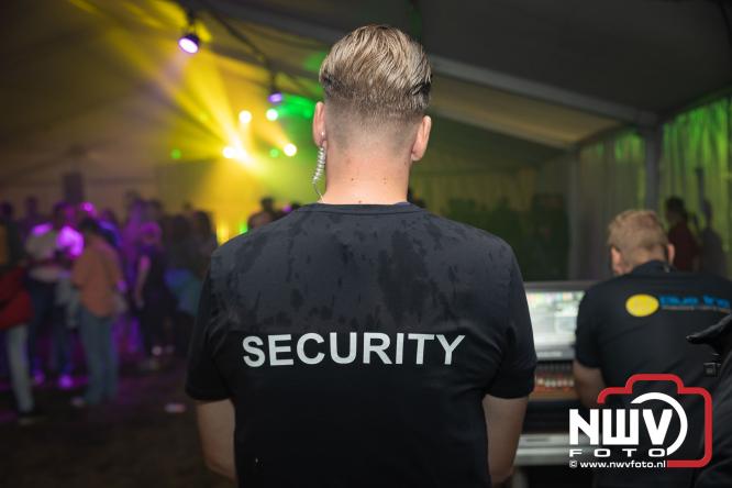 Ondanks de regen volop gezelligheid in de feesttent aan de Singel op ’t Harde. - &copy; NWVFoto.nl