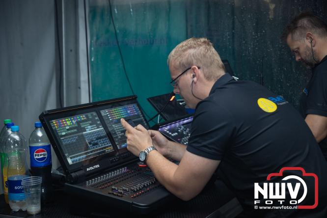 Ondanks de regen volop gezelligheid in de feesttent aan de Singel op ’t Harde. - &copy; NWVFoto.nl