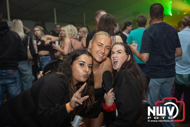 Ondanks de regen volop gezelligheid in de feesttent aan de Singel op ’t Harde. - &copy; NWVFoto.nl