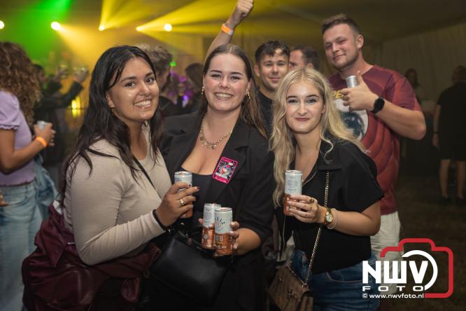 Ondanks de regen volop gezelligheid in de feesttent aan de Singel op ’t Harde. - &copy; NWVFoto.nl