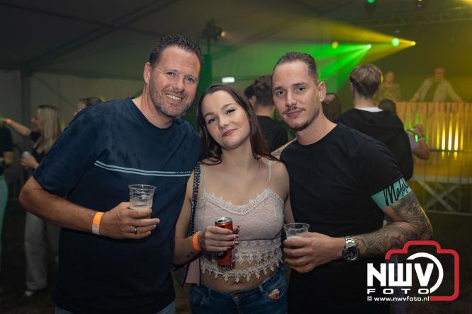 Ondanks de regen volop gezelligheid in de feesttent aan de Singel op ’t Harde. - &copy; NWVFoto.nl