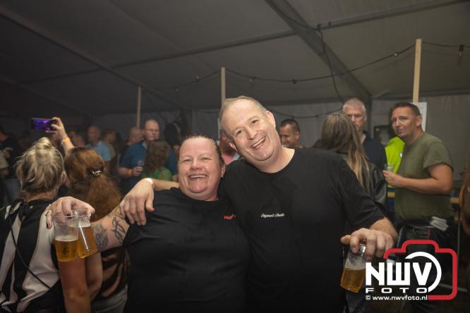 Ondanks de regen volop gezelligheid in de feesttent aan de Singel op ’t Harde. - &copy; NWVFoto.nl