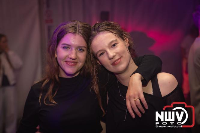 Ondanks de regen volop gezelligheid in de feesttent aan de Singel op ’t Harde. - &copy; NWVFoto.nl