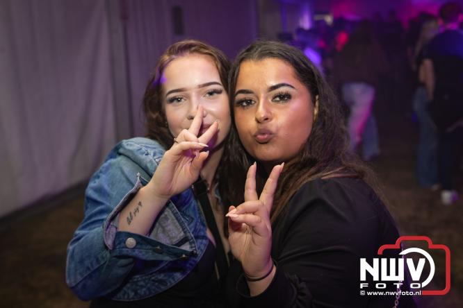Ondanks de regen volop gezelligheid in de feesttent aan de Singel op ’t Harde. - &copy; NWVFoto.nl