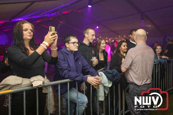 Ondanks de regen volop gezelligheid in de feesttent aan de Singel op ’t Harde. - &copy; NWVFoto.nl