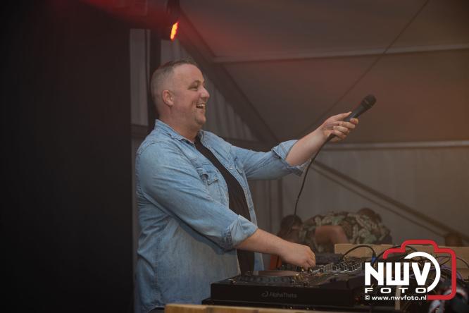 Ondanks de regen volop gezelligheid in de feesttent aan de Singel op ’t Harde. - &copy; NWVFoto.nl