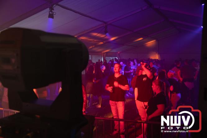 Ondanks de regen volop gezelligheid in de feesttent aan de Singel op ’t Harde. - &copy; NWVFoto.nl
