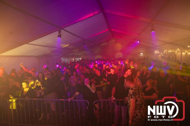Ondanks de regen volop gezelligheid in de feesttent aan de Singel op ’t Harde. - &copy; NWVFoto.nl
