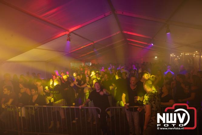 Ondanks de regen volop gezelligheid in de feesttent aan de Singel op ’t Harde. - &copy; NWVFoto.nl