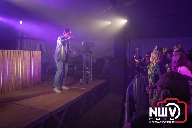 Ondanks de regen volop gezelligheid in de feesttent aan de Singel op ’t Harde. - &copy; NWVFoto.nl