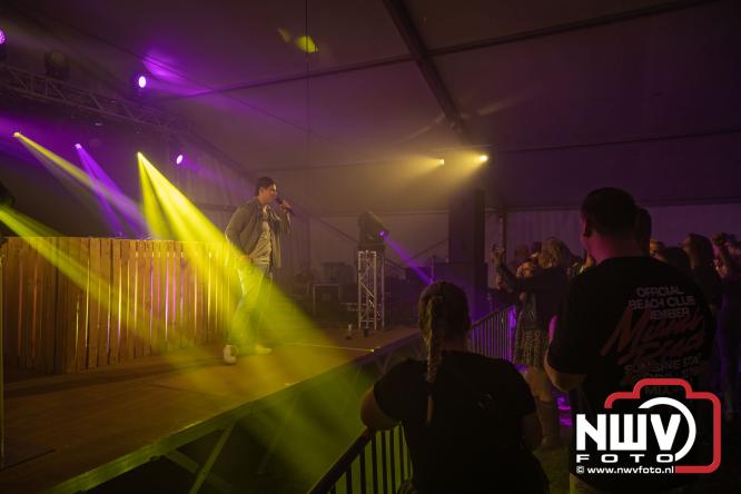 Ondanks de regen volop gezelligheid in de feesttent aan de Singel op ’t Harde. - &copy; NWVFoto.nl
