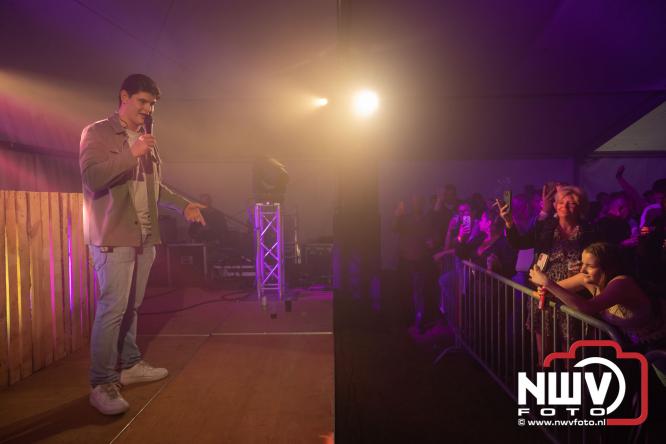 Ondanks de regen volop gezelligheid in de feesttent aan de Singel op ’t Harde. - &copy; NWVFoto.nl