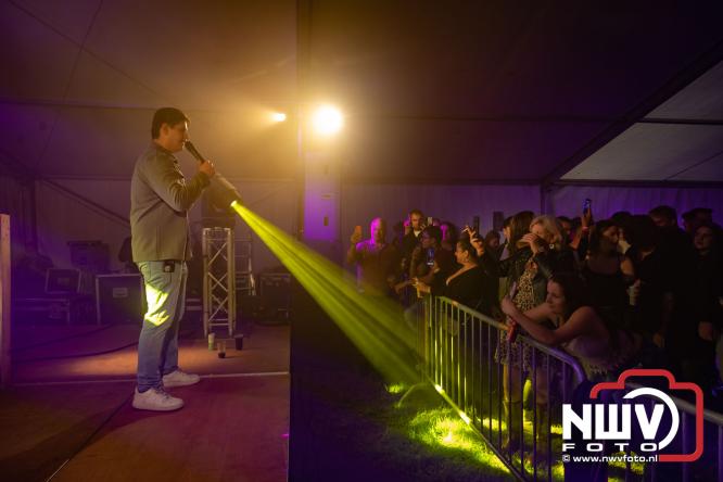 Ondanks de regen volop gezelligheid in de feesttent aan de Singel op ’t Harde. - &copy; NWVFoto.nl