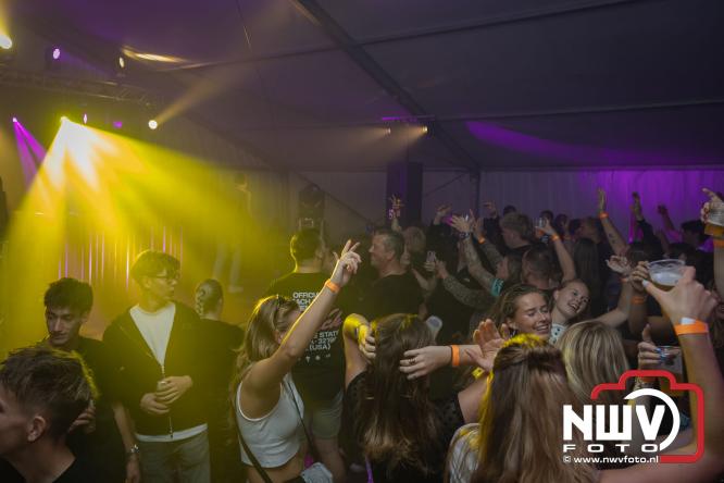 Ondanks de regen volop gezelligheid in de feesttent aan de Singel op ’t Harde. - &copy; NWVFoto.nl