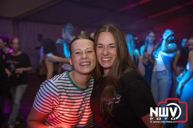 Ondanks de regen volop gezelligheid in de feesttent aan de Singel op ’t Harde. - &copy; NWVFoto.nl