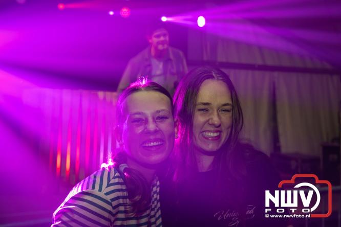 Ondanks de regen volop gezelligheid in de feesttent aan de Singel op ’t Harde. - &copy; NWVFoto.nl